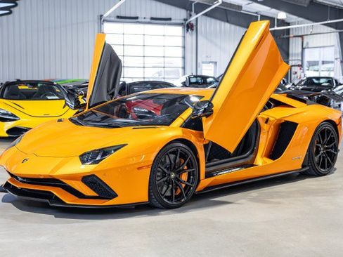 Used 2018 Lamborghini Aventador S AWD/4WD image 2