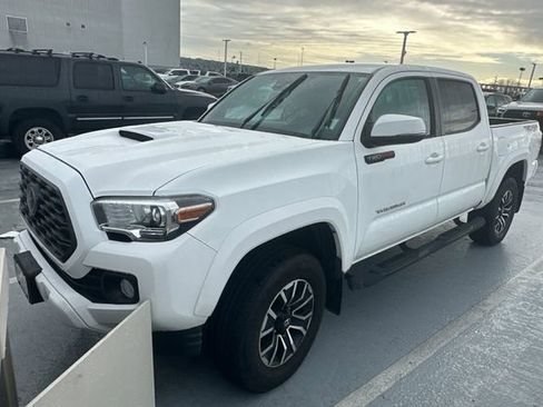 Used 2021 Toyota Tacoma TRD Sport w/ Technology Package image 2