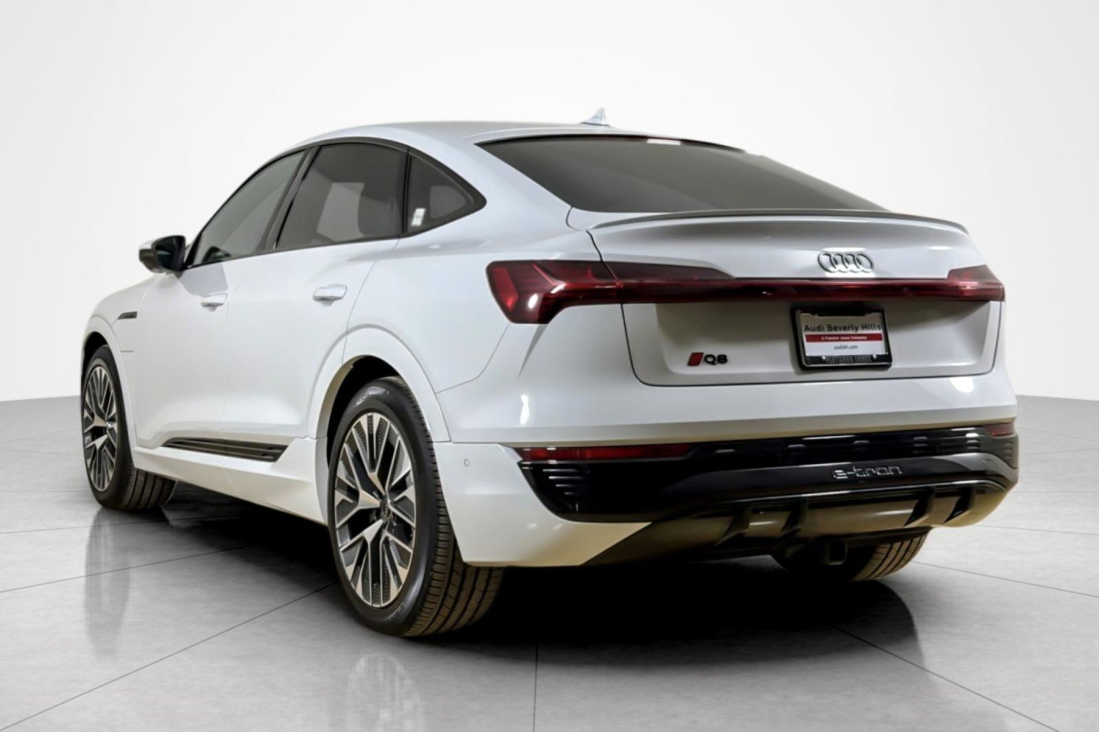 Used 2024 Audi Q8 e-tron Premium Plus AWD/4WD image 3