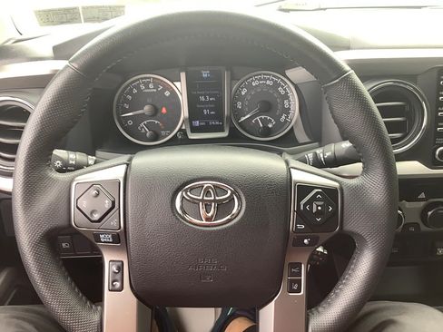 Used 2022 Toyota Tacoma SR5 AWD/4WD image 11