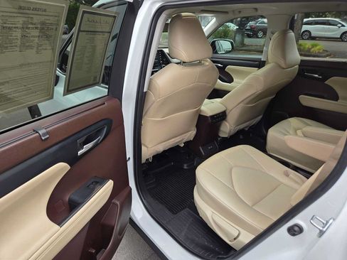 Used 2022 Toyota Highlander XLE AWD/4WD image 15