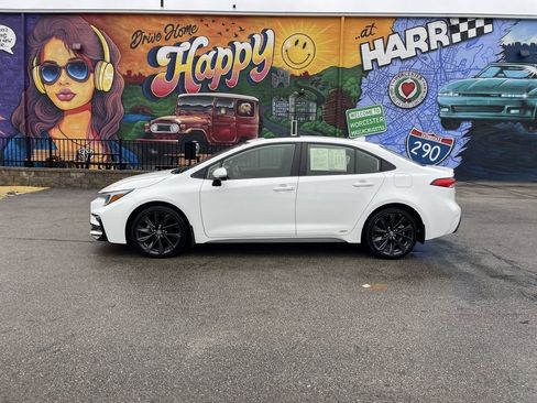 Used 2023 Toyota Corolla SE w/ SE Package image 2
