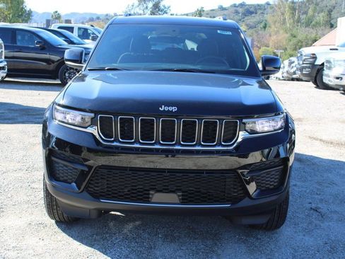 New 2025 Jeep Grand Cherokee Laredo image 2