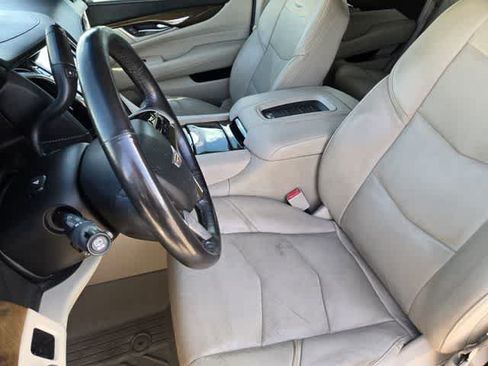 Used 2019 Cadillac Escalade Luxury RWD image 11