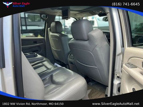 Used 2004 Chevrolet Suburban Z71 w/ Preferred Equipment Group AWD/4WD image 11