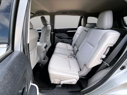 Used 2018 Toyota Highlander Plus FWD image 20