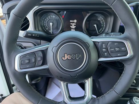 Used 2025 Jeep Wrangler Unlimited Sahara AWD/4WD image 18