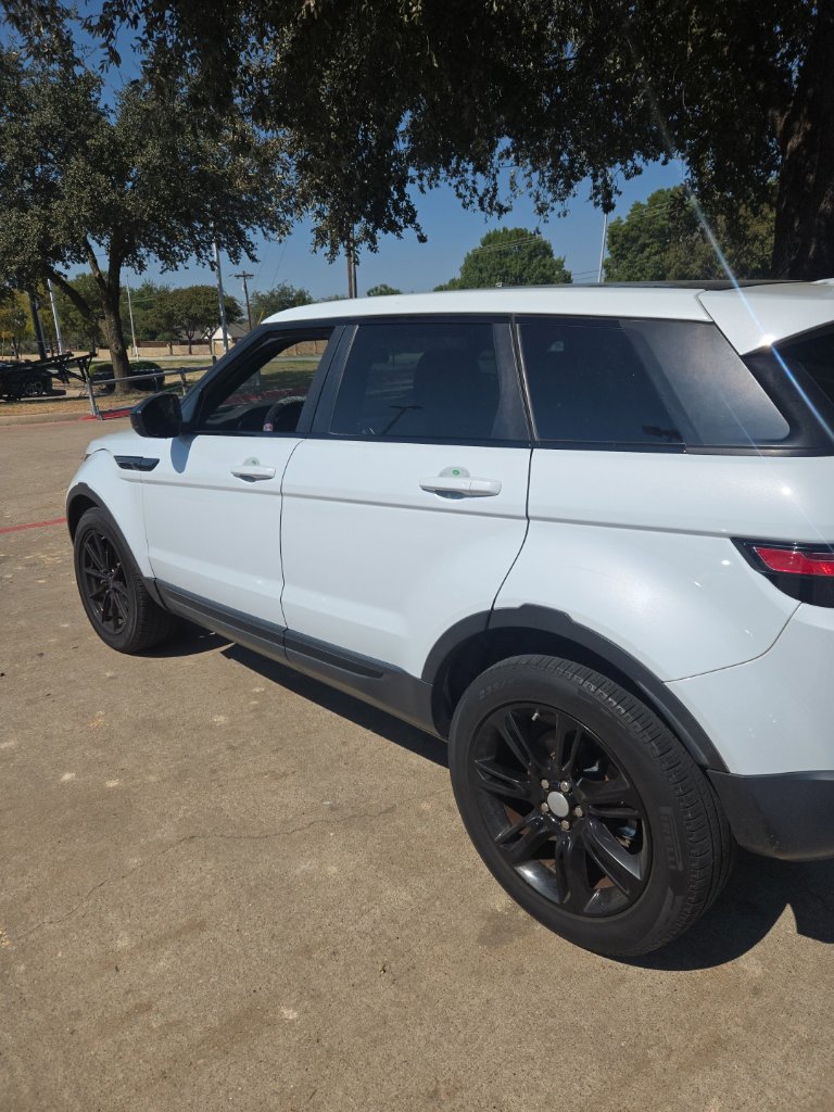 Used 2017 Land Rover Range Rover Evoque SE AWD/4WD image 3