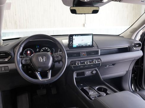 Used 2025 Honda Pilot Touring image 17