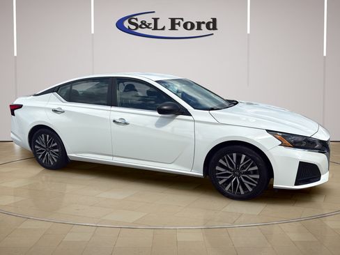 Used 2025 Nissan Altima 2.5 SV FWD image 10