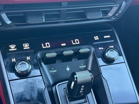 Used 2024 Porsche 911 Carrera w/ Premium Package image 20