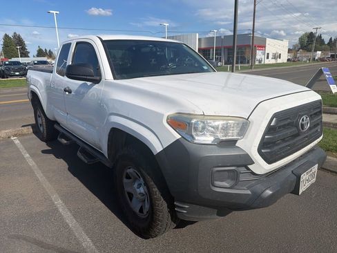 Used 2016 Toyota Tacoma SR image 1
