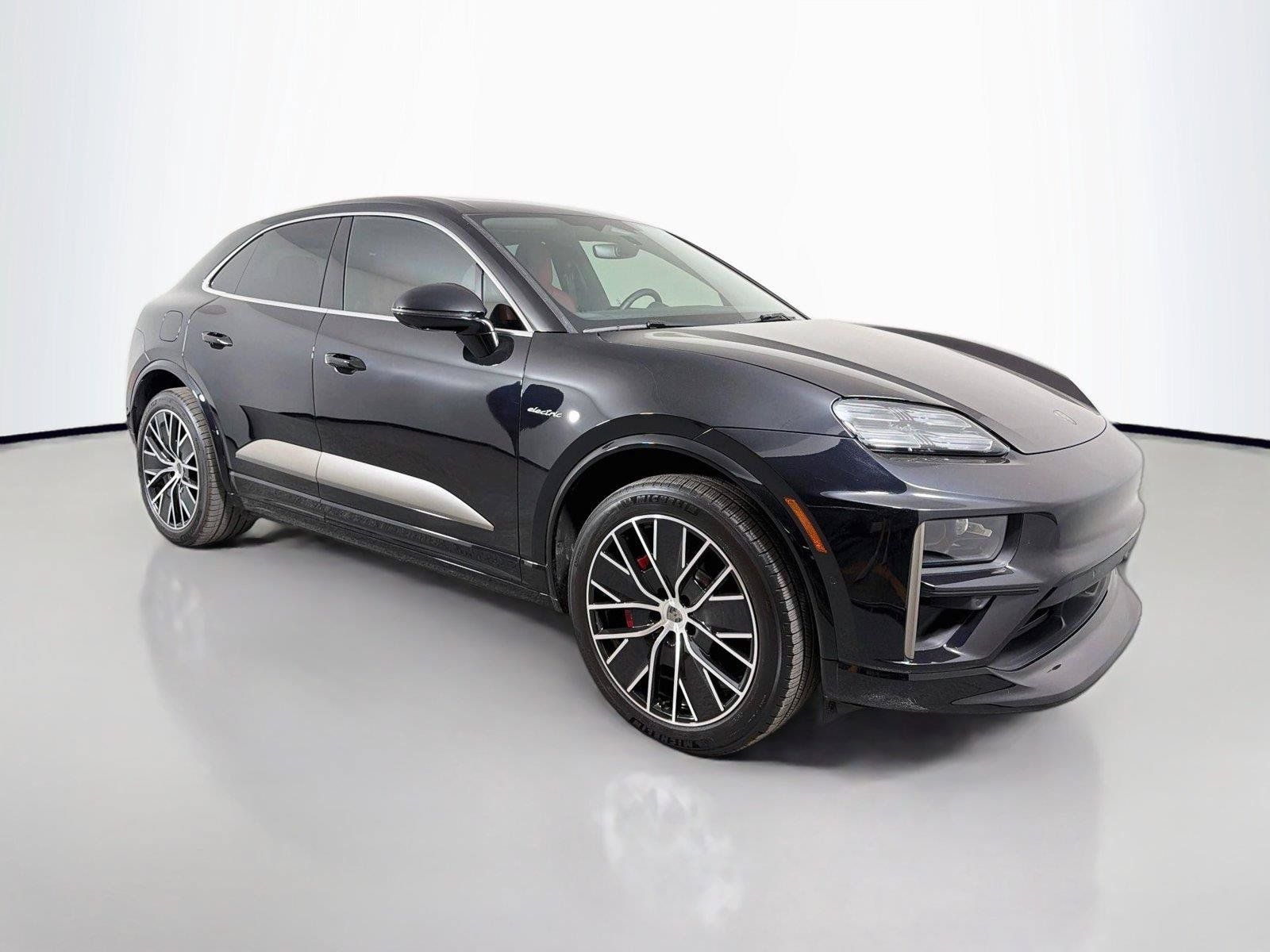 Certified 2025 Porsche Macan Turbo Electric AWD/4WD image 9