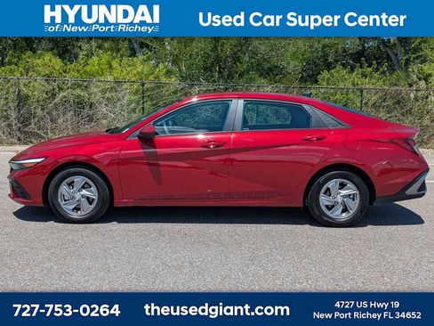 Used 2025 Hyundai Elantra SE FWD image 2