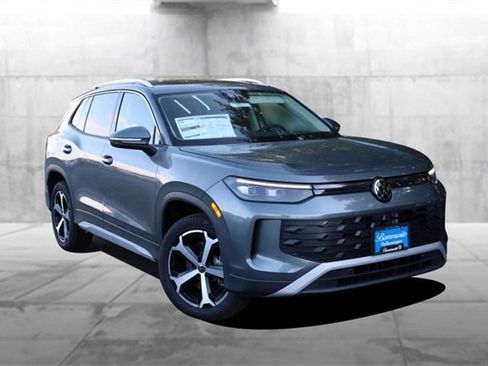 New 2025 Volkswagen Tiguan SE image 2