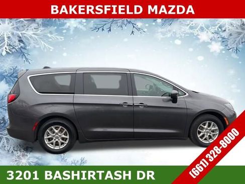 Used 2022 Chrysler Voyager LX image 6