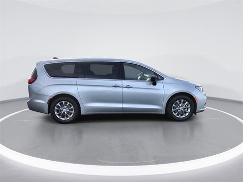 New 2026 Chrysler Pacifica Limited image 9