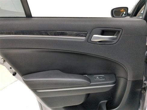 Used 2018 Chrysler 300 Limited image 37
