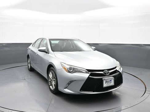 Certified 2017 Toyota Camry SE FWD image 3