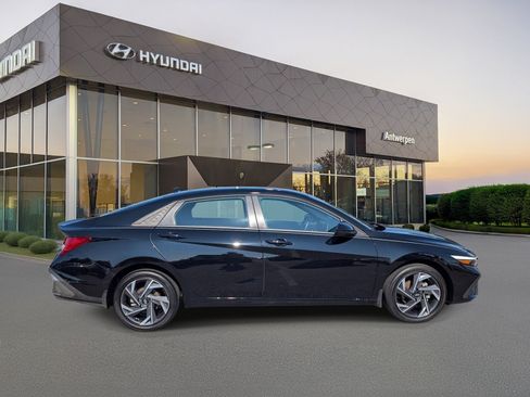Used 2025 Hyundai Elantra SEL FWD image 2