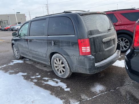 Used 2008 Chrysler Town & Country Touring image 9