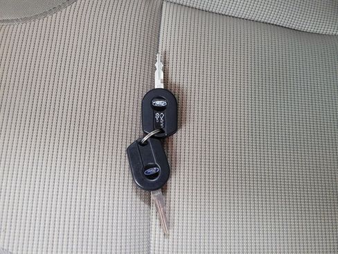 Used 2017 Ford Taurus SEL image 32