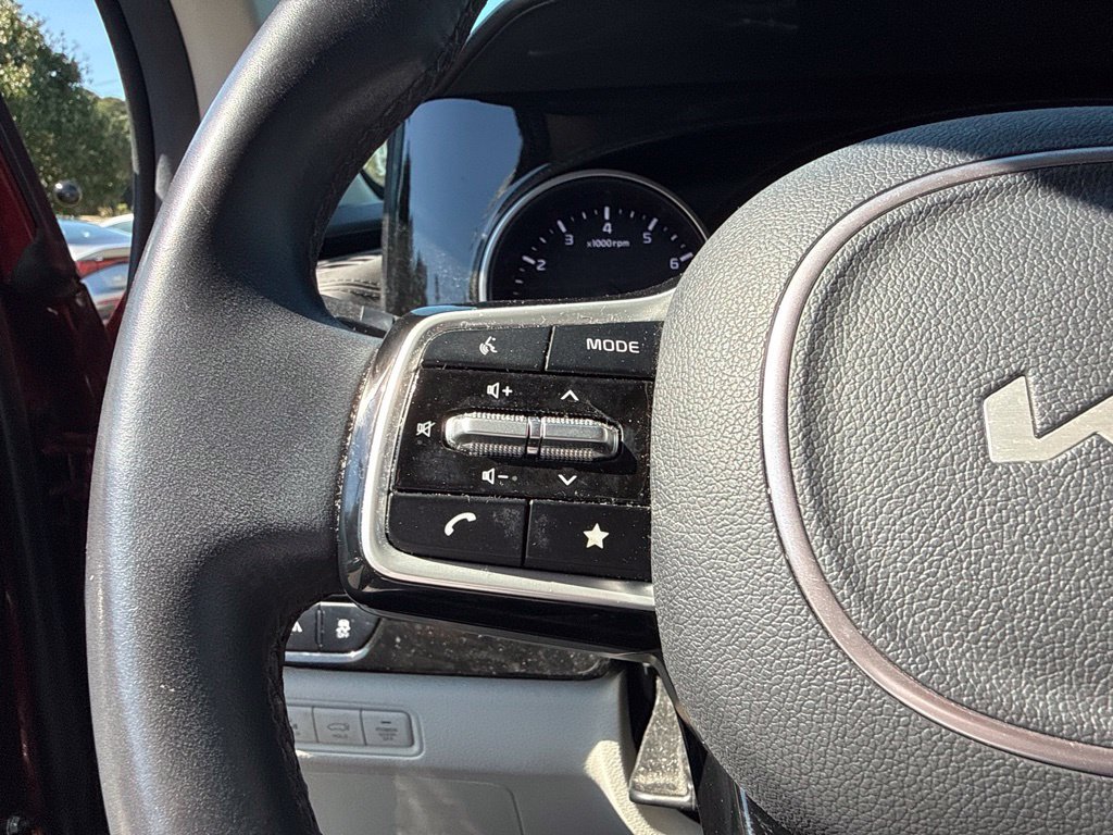 Used 2024 Kia Carnival EX FWD image 9