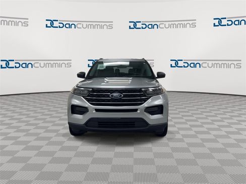 Used 2023 Ford Explorer XLT image 3