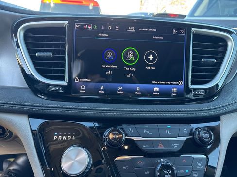 Used 2022 Chrysler Pacifica Touring-L image 40