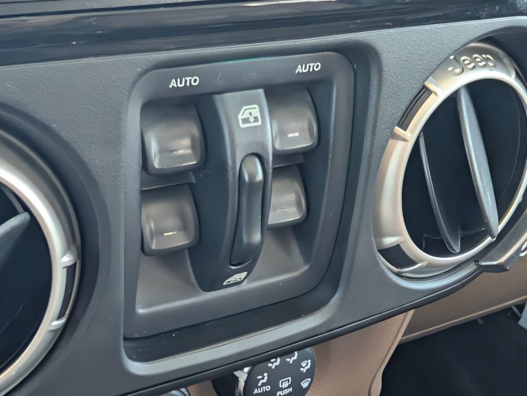 Used 2017 Jeep Wrangler Unlimited Sahara w/ Connectivity Group AWD/4WD image 17