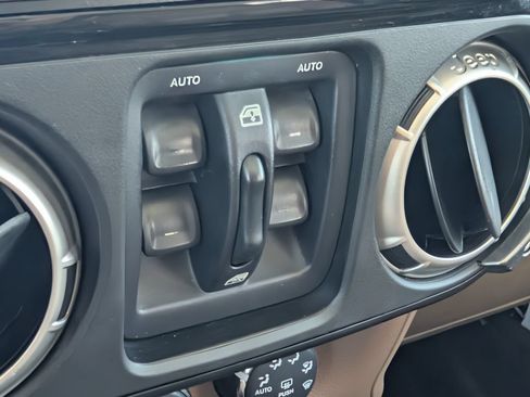 Used 2017 Jeep Wrangler Unlimited Sahara w/ Connectivity Group AWD/4WD image 17