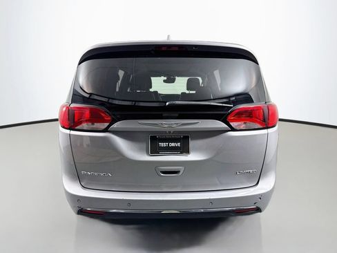 Used 2017 Chrysler Pacifica Limited FWD image 10
