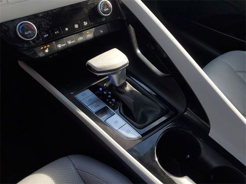 Used 2024 Hyundai Elantra Limited image 23