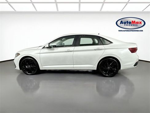 Used 2025 Volkswagen Jetta SE image 9