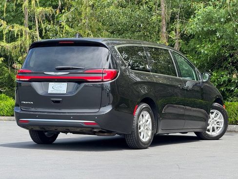 Used 2023 Chrysler Pacifica Touring-L FWD image 38