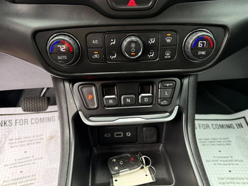 Used 2019 GMC Terrain SLE w/ Driver Convenience Package FWD image 18
