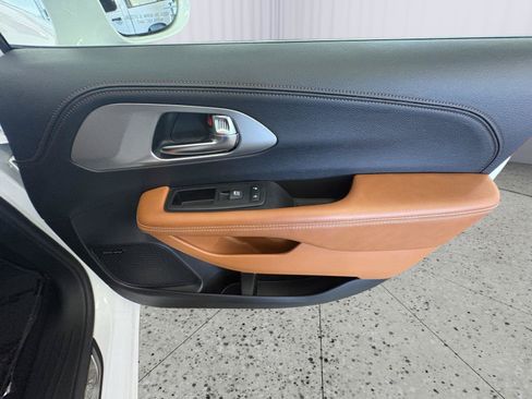 Used 2024 Chrysler Pacifica Pinnacle FWD image 16