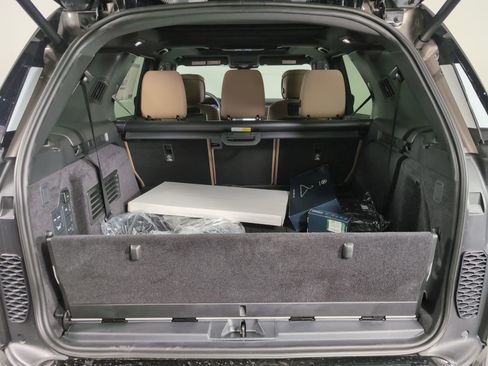 Used 2025 Land Rover Discovery Dynamic SE image 26