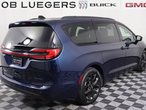 Used 2025 Chrysler Pacifica Limited image 6