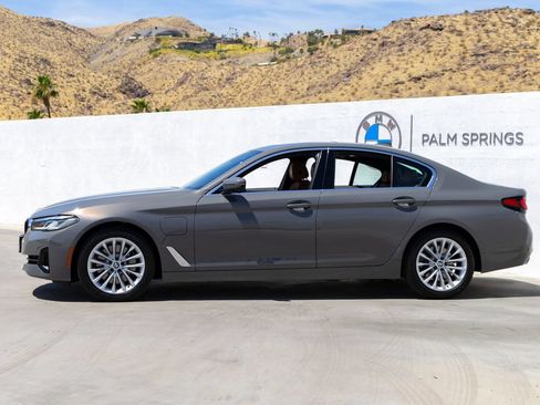 Used 2021 BMW 530e w/ Premium Package RWD image 3