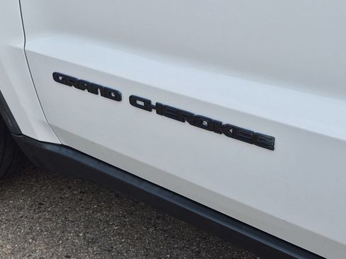 Used 2018 Jeep Grand Cherokee Laredo AWD/4WD image 14