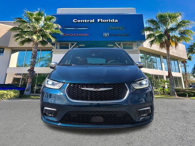 Used 2025 Chrysler Pacifica Pinnacle w/ Trailer Tow Group FWD image 3