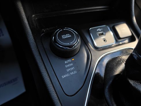 Used 2019 Jeep Cherokee Limited AWD/4WD image 26