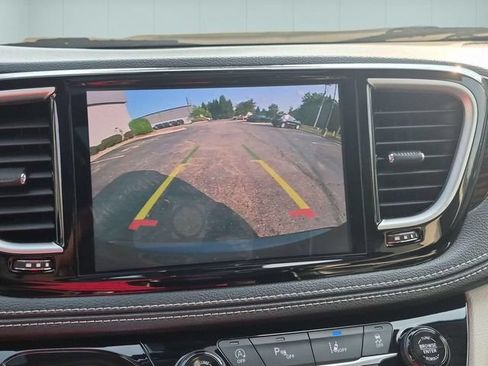 Used 2023 Chrysler Pacifica Limited FWD image 25