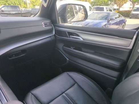 Used 2025 Jeep Wagoneer Series II AWD/4WD image 19
