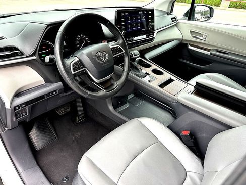 Used 2024 Toyota Sienna XLE FWD image 11