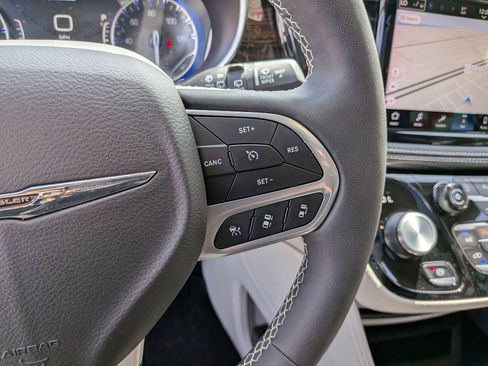 Used 2024 Chrysler Pacifica Limited image 17