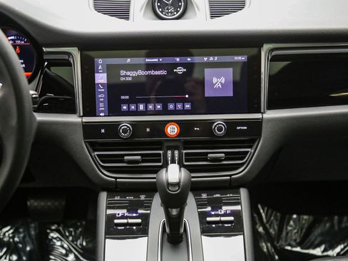 Certified 2025 Porsche Macan AWD/4WD image 17