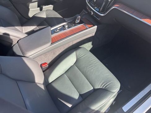 Used 2025 Volvo V60 B5 Cross Country Plus image 27