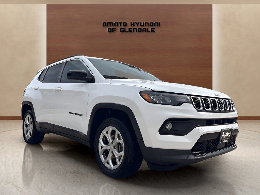 Used 2024 Jeep Compass Latitude AWD/4WD image 2